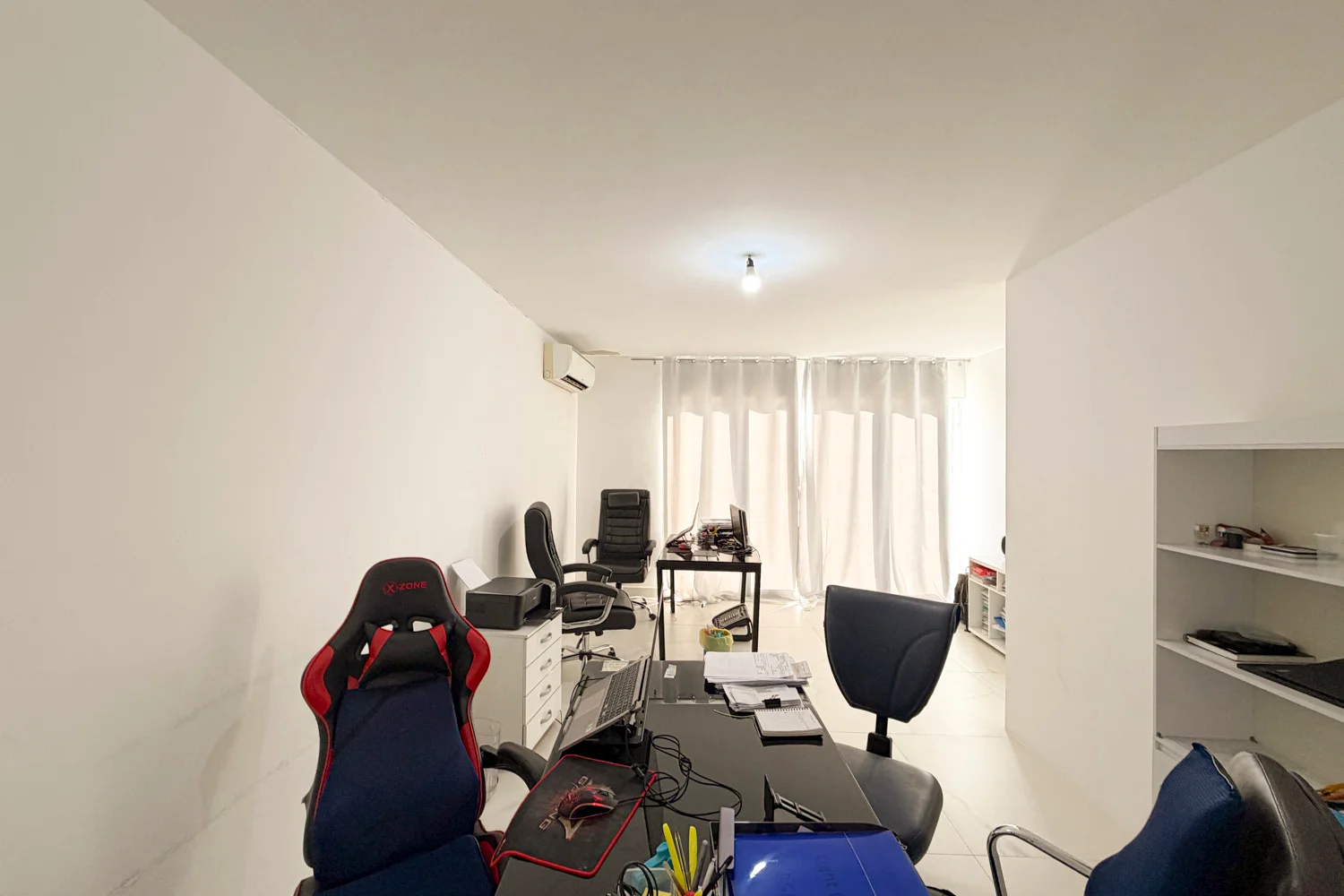 Casa à Venda com 3 Suítes, Pé-Direito Duplo, Piscina e Espaço Gourmet
