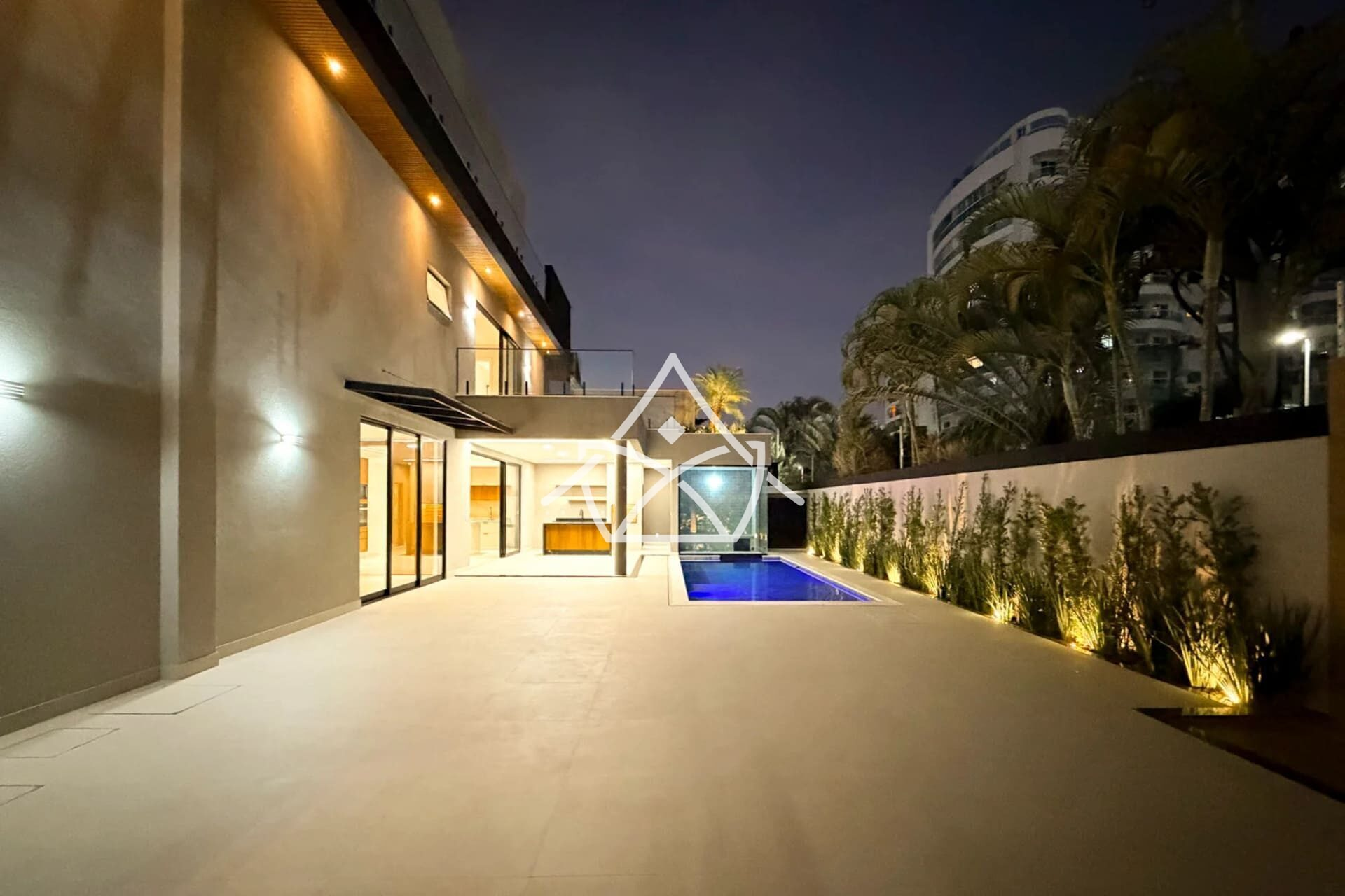 Casa Contemporânea de Esquina - Recreio dos Bandeirantes, RJ