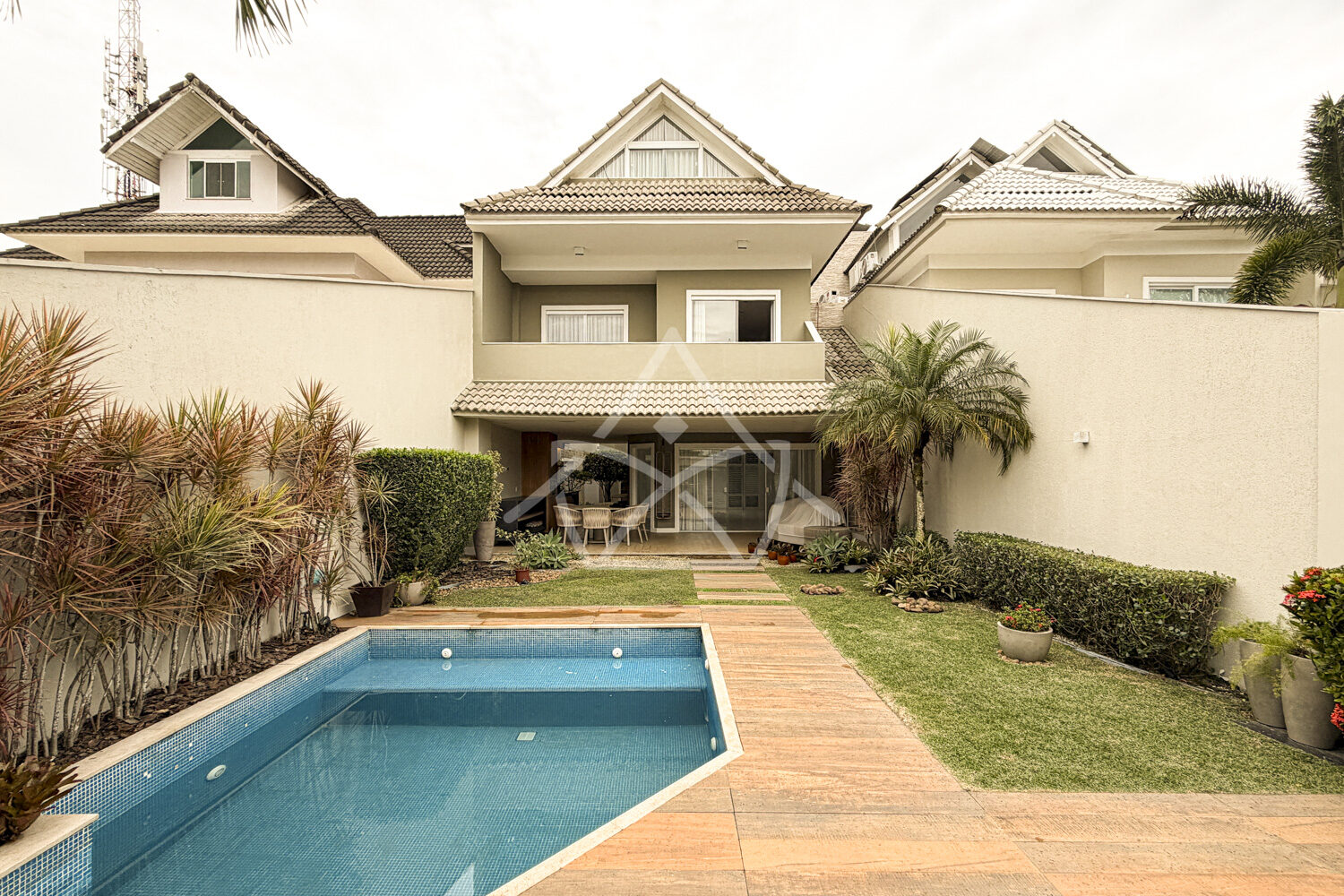 Residência Com Ambientes Amplos – Barra da Tijuca, RJ — Marca d'água