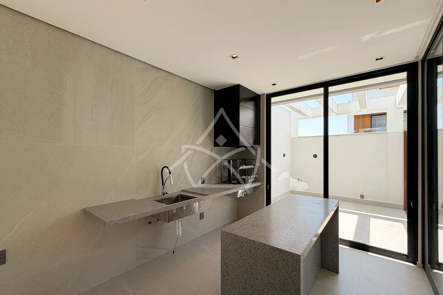 Casa Triplex de Primeira Locação - Vargem Pequena, RJ