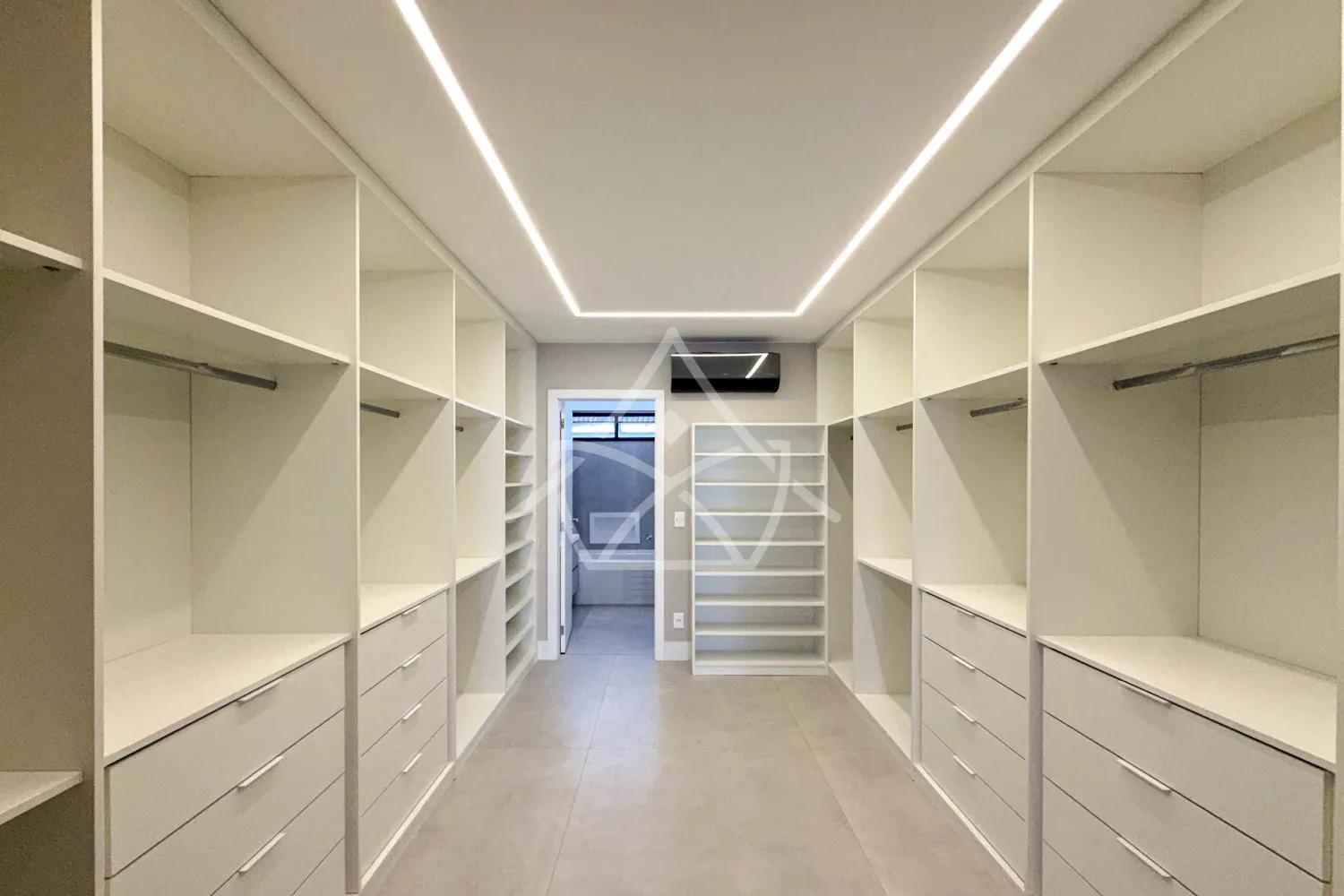 Casa Triplex Oferece Ambientes Amplos - Barra Tijuca, RJ