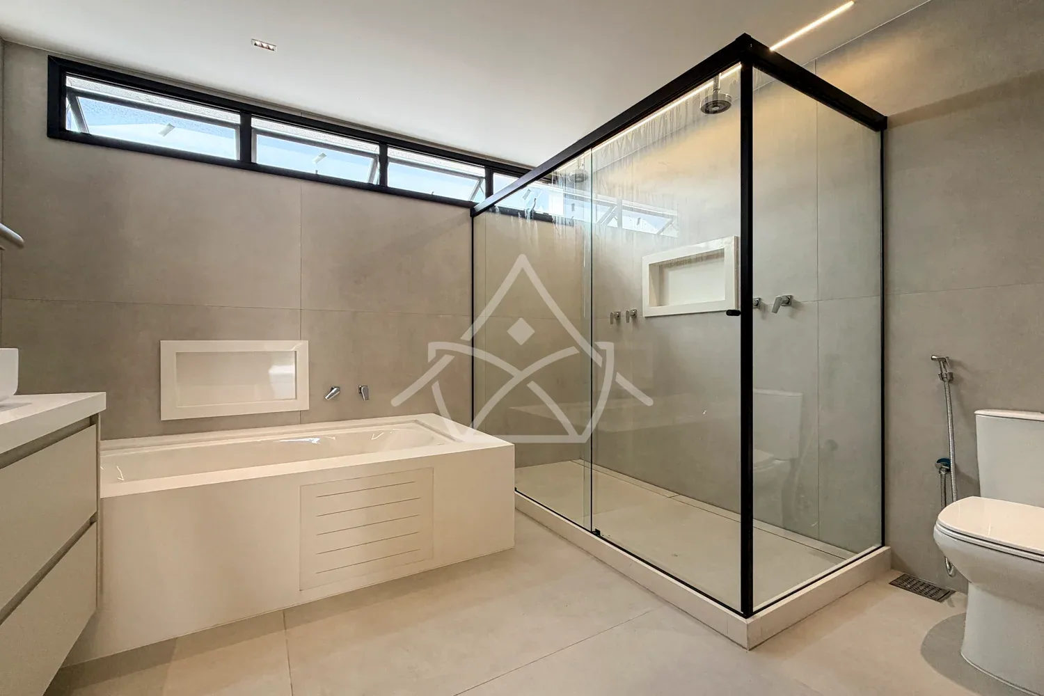 Casa Triplex Oferece Ambientes Amplos - Barra Tijuca, RJ