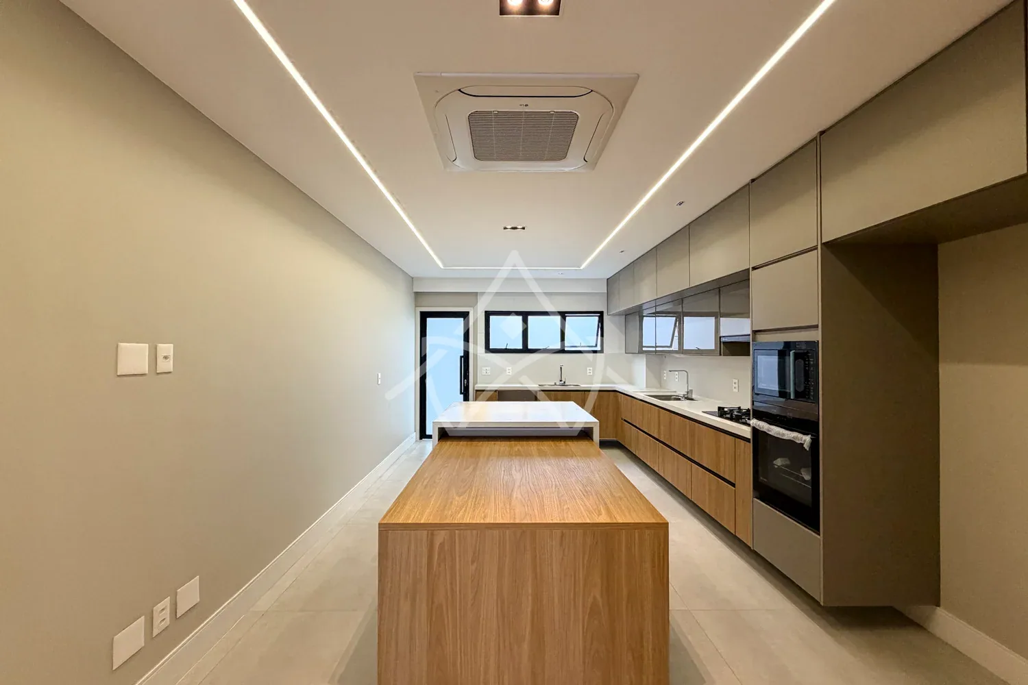 Casa Triplex Oferece Ambientes Amplos - Barra Tijuca, RJ