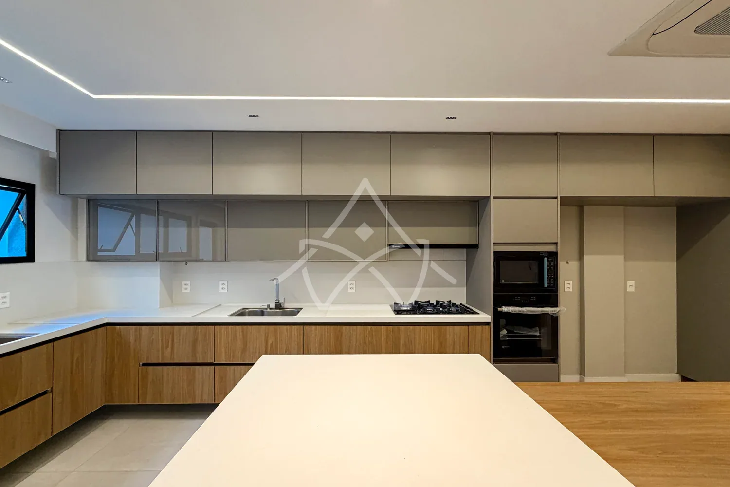 Casa Triplex Oferece Ambientes Amplos - Barra Tijuca, RJ