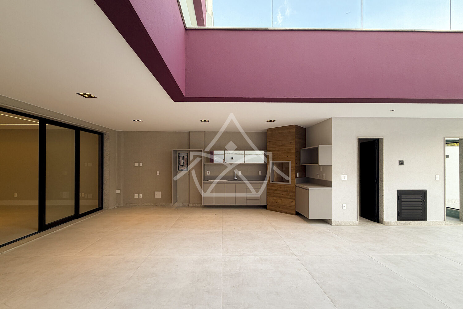 Casa Triplex Oferece Ambientes Amplos - Barra Tijuca, RJ