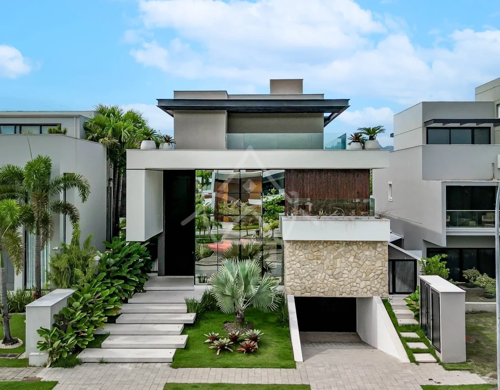 Casa com Sala de Cinema à Venda com 5 Suítes, Piscina, e Varanda Gourmet