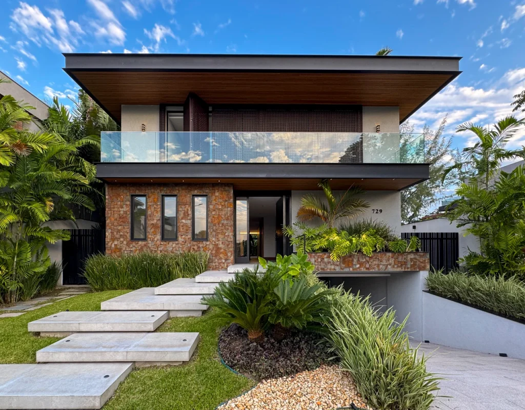 Casa com Subsolo e Vista Arborizada no Alphaville