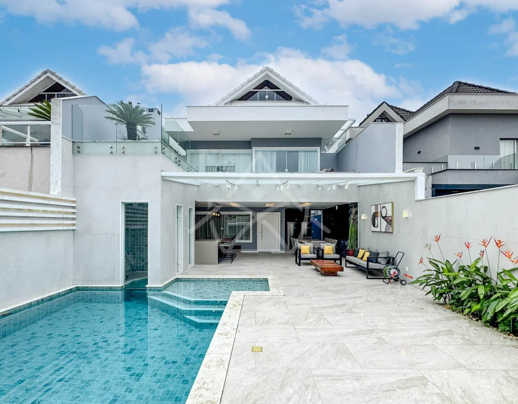 Casa com Placa Solar e Aquecedor