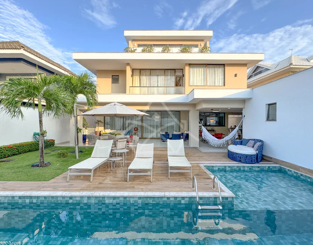 Casa Triplex no Del Lago à Venda com 4 Suítes, Piscina com Raia, Sauna e Sótão Multiuso – Conforto, Elegância e Lazer Completo.