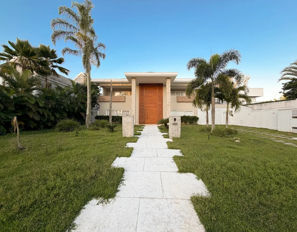 Casa à Venda com 5 Suítes, Piscina, Sauna e Varanda Gourmet