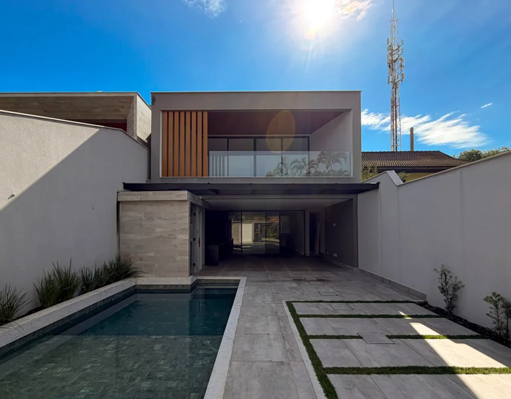 Casa Triplex à Venda com 3 Suítes, Piscina, Sauna e Área Gourmet