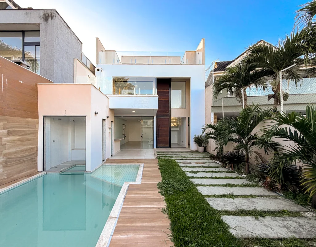 Casa Triplex à Venda com 3 Suítes, Piscina, Sauna e Espaço Gourmet