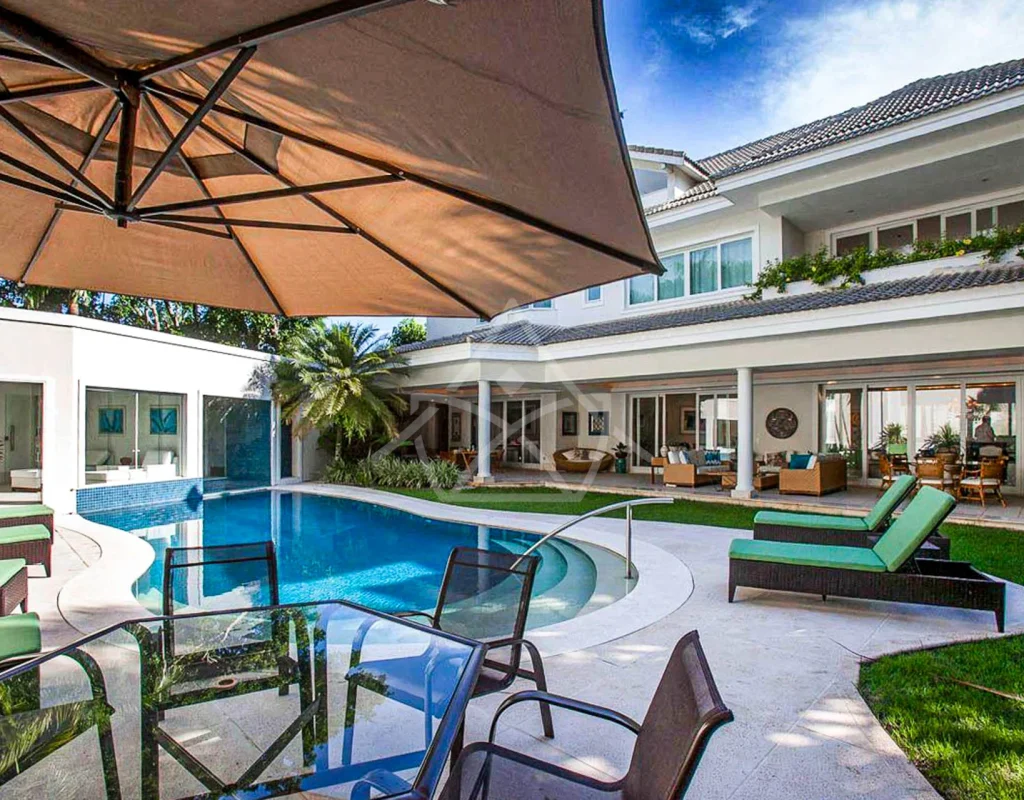 Casa com Amplo Terreno à Venda