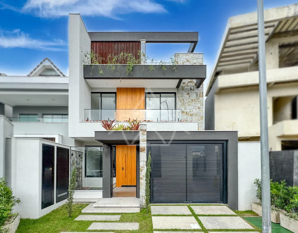 Casa com Elevador à Venda
